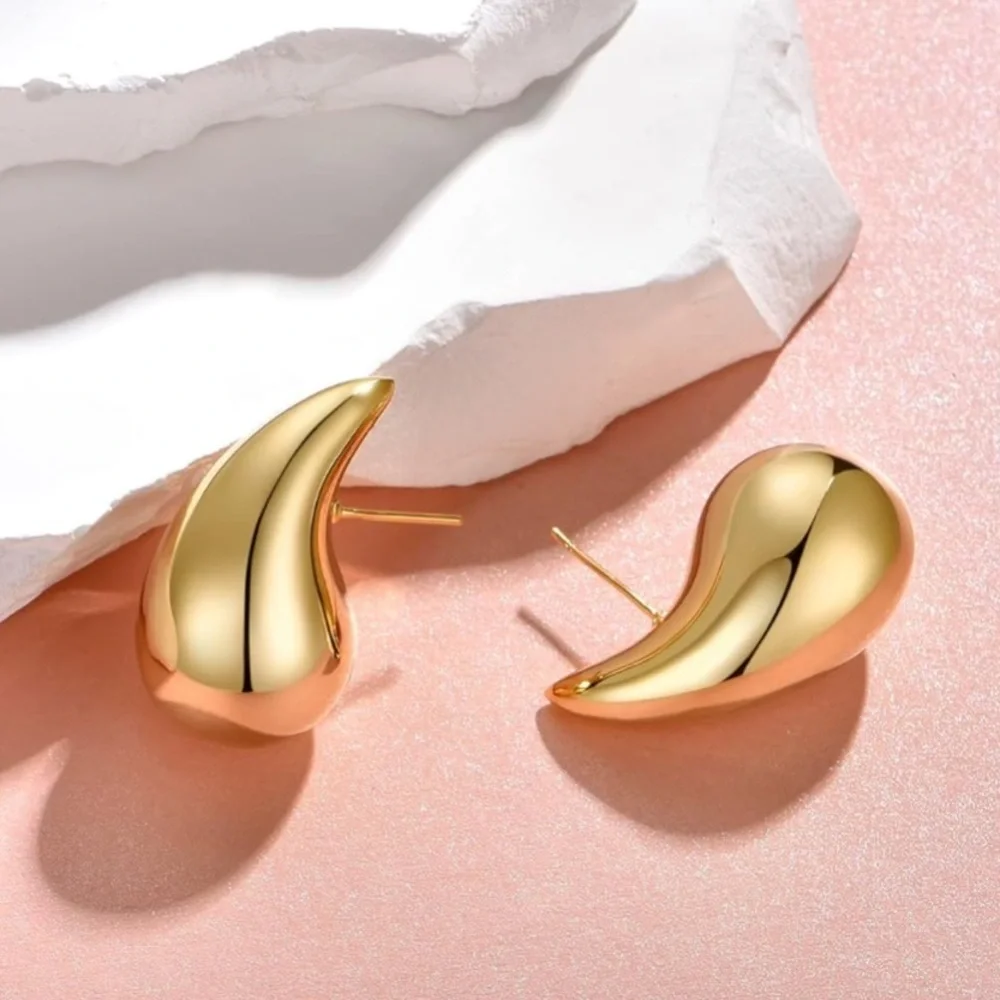 Elegant Gold Tone Teardrop Earrings - Picture 3 of 10
